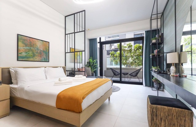 Elite LUX Holiday Homes - Relax & Unwind in Stylish JVC Studio, Dubai