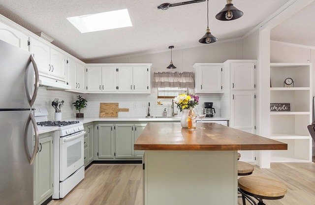 🌺 Elk Rapids Retreat 3BDR Vacation Home | Newly Renovated