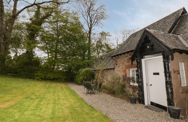 ELLANDERROCH, family friendly, character holiday cottage in Drymen