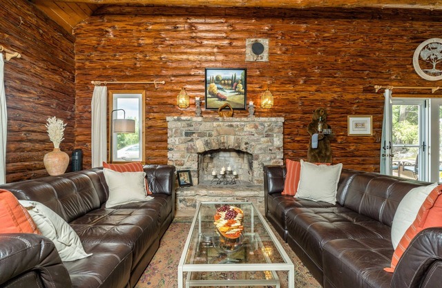 Ellie's Log Cabin with Beautiful Mountain Views