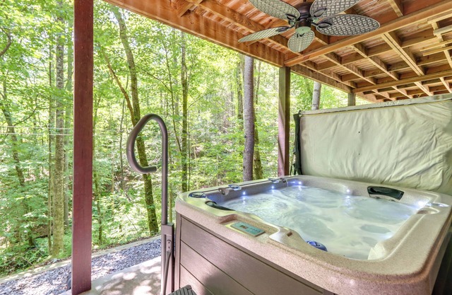 Ellijay Cabin w/Deck and Hot Tub!