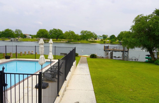 Elm Lodge - Lake House w/Pool, Dock, 100' Lake Front, Large Yard w/Great Views