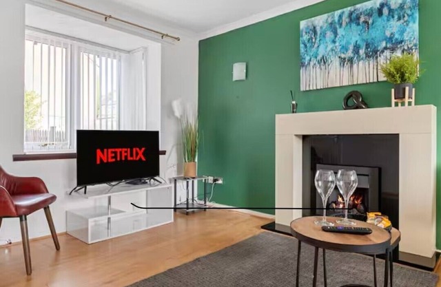 Emerald Luxe 3BR: Your Long-Stay Retreat