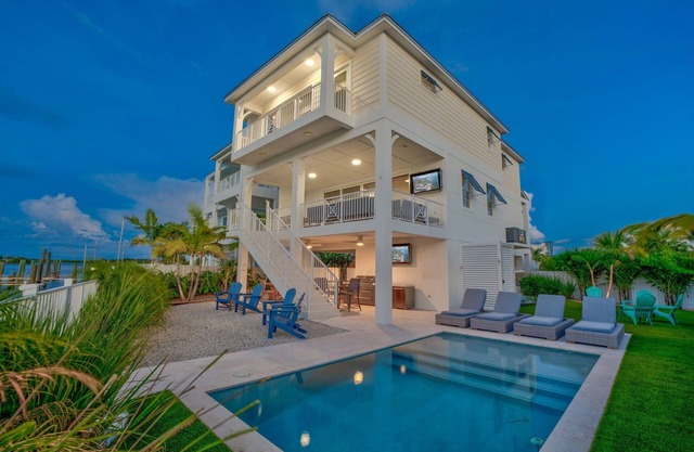 Emerald Shores – Luxury Oceanfront Rental, Heated Pool & Private Dock. Pets Welcome!