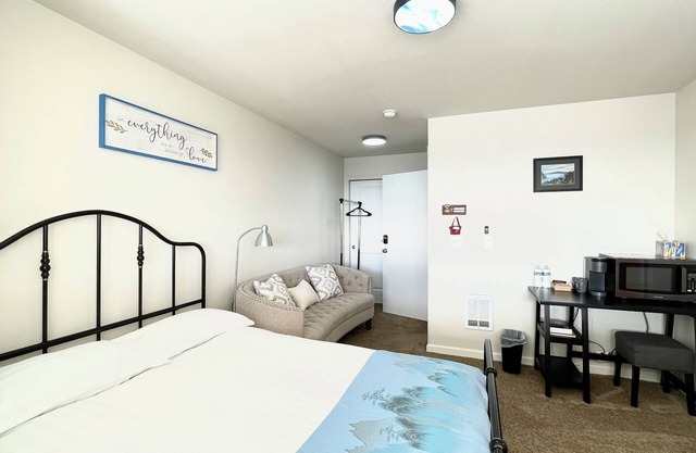 En-suite Room-Rainier Mountain View room, 7 mins to Tacoma Dome