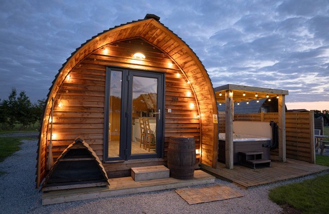 En-suite Wooden Cabin With Jacuzzi Hot Tub