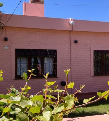 Encantadora y espaciosa casa a dos cuadras de la Laguna, con pileta compartida