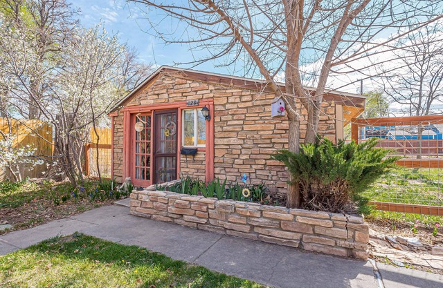 Enchanted: Cozy Studio Near Trails & Downtown