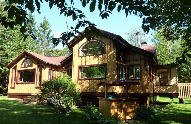 Enchanting estate in the Three Lakes Valley at Stoneham