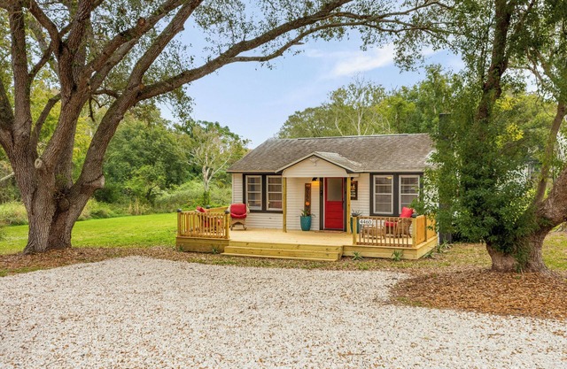 Enchanting cottage with AC in Palm Harbor - 2 bedrooms, 1 bathroom & hot tub