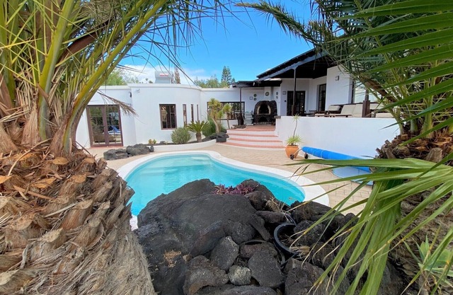 Enchanting, Detached 3 Bed Luxury Villa, close to Sea, Sandy Coves, Old Town