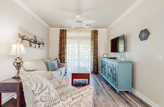 Enchanting dog-friendly getaway with pool, hot tub, balcony, gym, W/D, & AC
