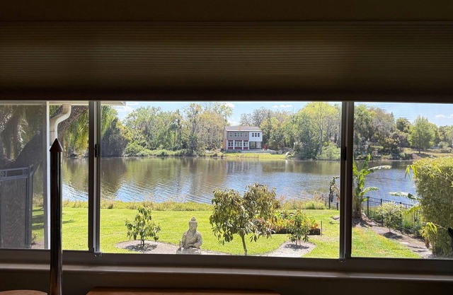 Enchanting Lakefront Studio Private Parking Separate Entrance