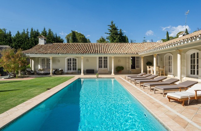 Enchanting, luxury family home with pool close to beach and golf