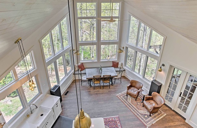 Enchanting Tryon Home w/ Hot Tub ~ 14 Mi to TIEC!
