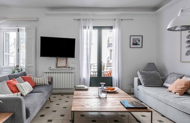 Encuentra la Calma en Este Piso Renovado en el Centro de Madrid