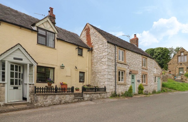 ENDALE, romantic, character holiday cottage in Wirksworth