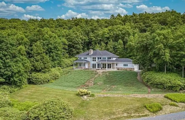 Endless Lake Views, Amazing Sunsets overlooking a state park!