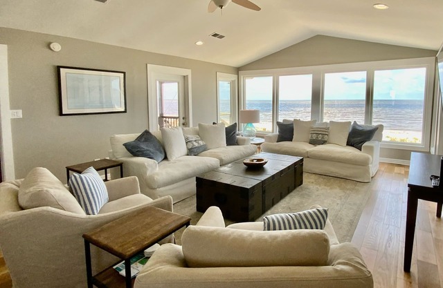 Endless Summer Beachfront! 4 bd/3 bathroom