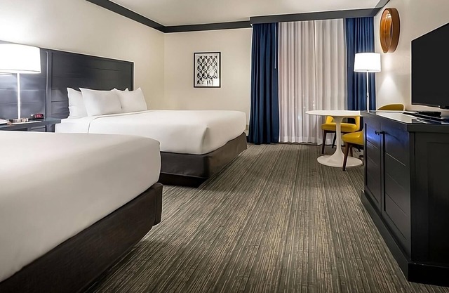 Endless Vegas Fun! Pool View, Short Drive to Stratosphere Tower and High Roller