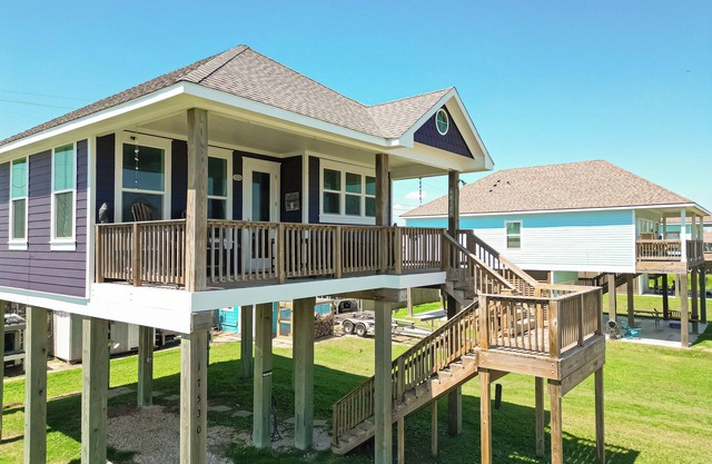 Endless Views! Steps to the Beach! Beautiful beach house sleeps 6!