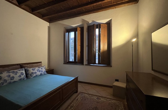 Energetic apartment Walking distance to downtown Mantua and convenient to services