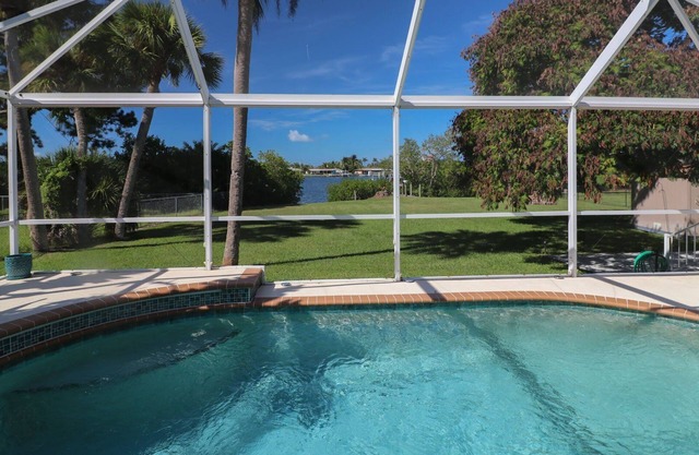 Englewood Old Florida 2 Bedroom Cottage with Pool 2 miles to Gulf Beaches!