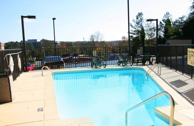 Enjoy a Hassle-Free and Suiting Stay! 3 Convenient Units, Onsite Pool, Parking!