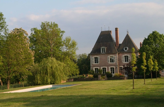 Enjoy a Louis XIII château with heated pool in Loire Valley at 1h30 from Paris.