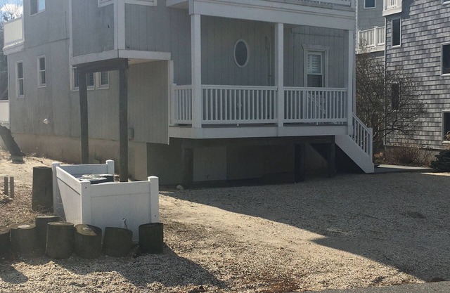 Enjoy beautiful ocean views. Just park your car and have a very relaxing stay.