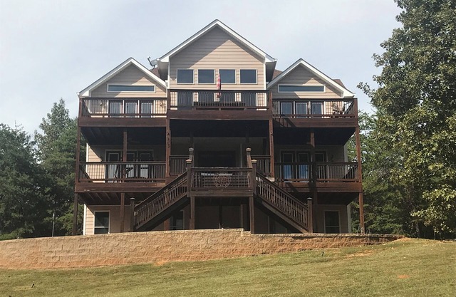 Enjoy! Beautiful, Seasonal Views of Lake Hartwell with Private Community Dock