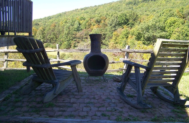 Enjoy country life on a beautiful mountain horse farm setting