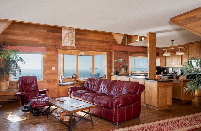Enjoy Oregon, Washington, the Columbia River, and the Pacific Ocean. Paradise.