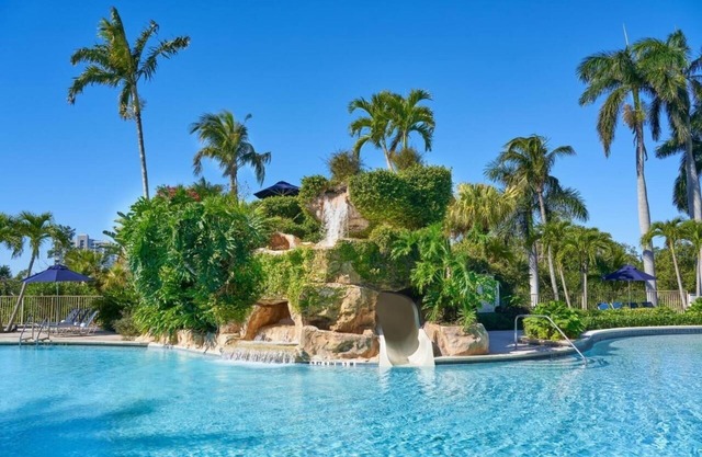 Enjoy Sauna & Hot Tub in This 4 Stunning Rooms w/Balcony and Gulf Views