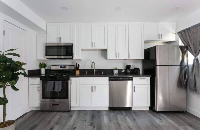 Enjoy Stylish 3BR Apt | Sleeps 6 + Free Parking