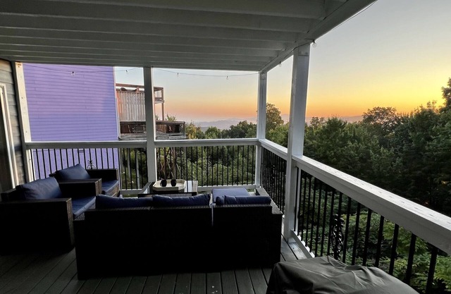 Enjoy the fall season @ amazing 2BR near Gatlinburg & Pigeon Forge! Hot Tub!