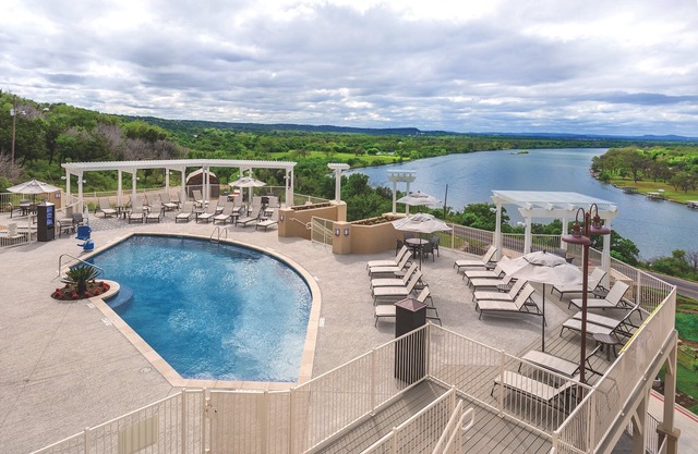 Enjoy the lake and nearby river!