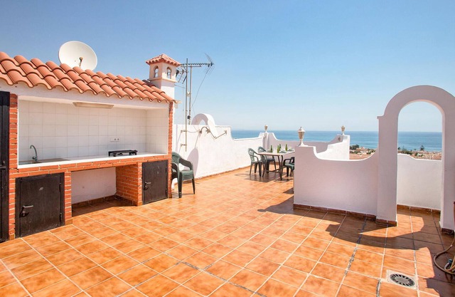 Enjoy the sea view and private swimming pool in your Andalusian vacation home.