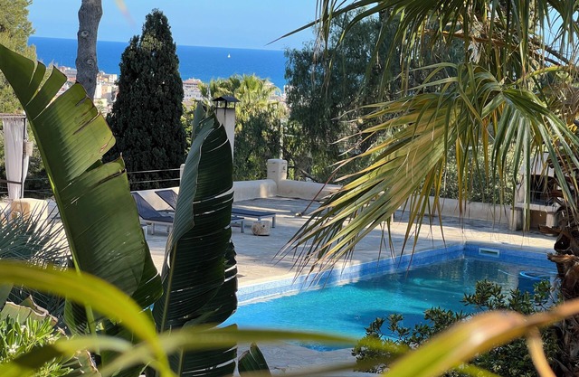 ENJOY THIS CHARMING OASIS CLOSE TO THE BEACH, BARCELONA AND SITGES. BIG POOL.