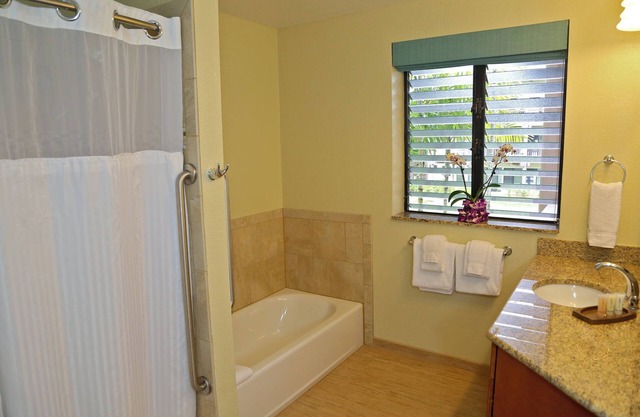 Enjoy this Tropical, Oceanside 1 mile from Queens Bath Tide Pool