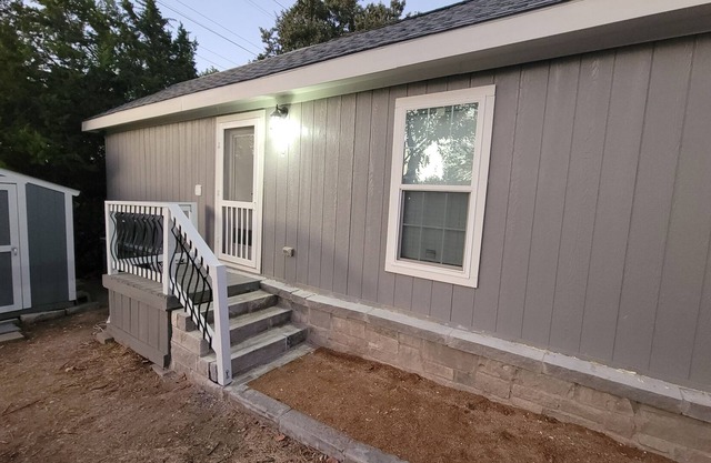 Enjoy tiny house life with nearby trails and Lake Travis