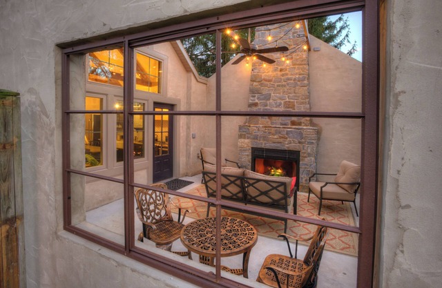 Enjoy your stay in the country. Dog friendly with a fenced-in yard