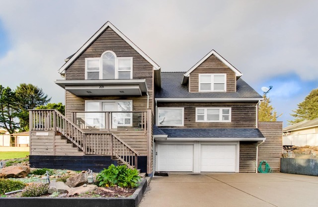 Enormous ocean-view homes with firepit & deck - short walk to the beach