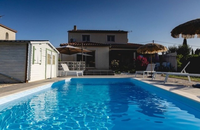 ENSOLEILLÉE VILLA for 4 to 12 PEOPLE WITH SWIMMING POOL AND GARDEN