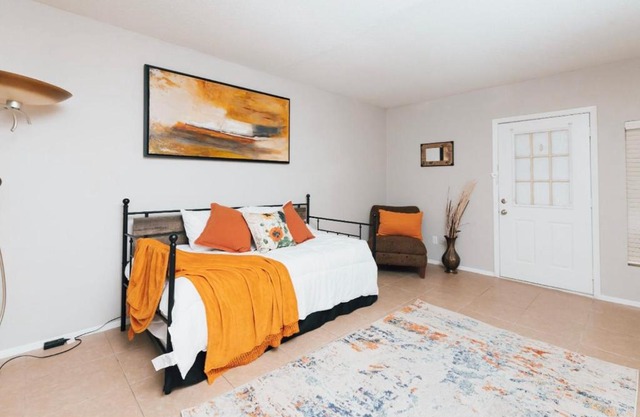 Enticing 1Br Apartment in the heart of the heights