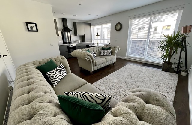 Entire 2 Bed Modern Apartment