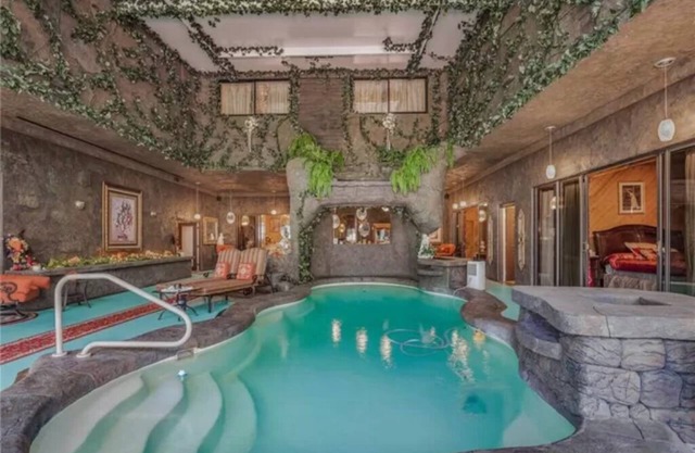 Entire 4 Suite Botique Hotel like home w/Indoor Pool & Waterfalls