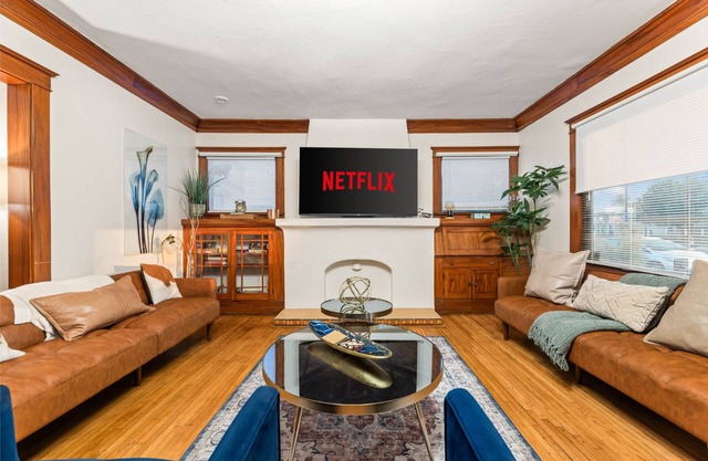 Entire 4BR Craftsman–Walk to Beach - 10min to LGB Airport & CSULB, A/C, Parking