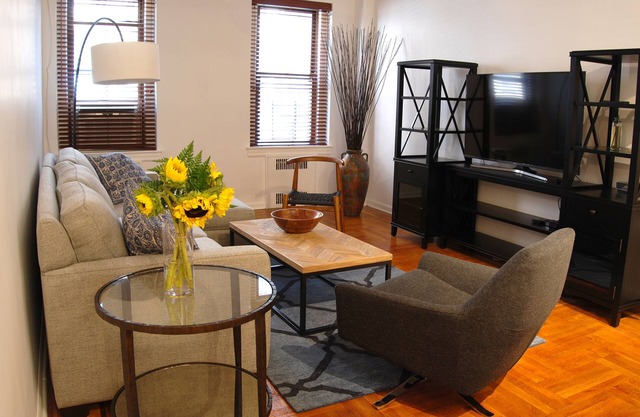 Entire apt 2 BR Sunnyside -30 day minimum stay*