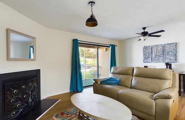 Entire Condo - Safe, Gated Community - 4 miles to Downtown Columbia